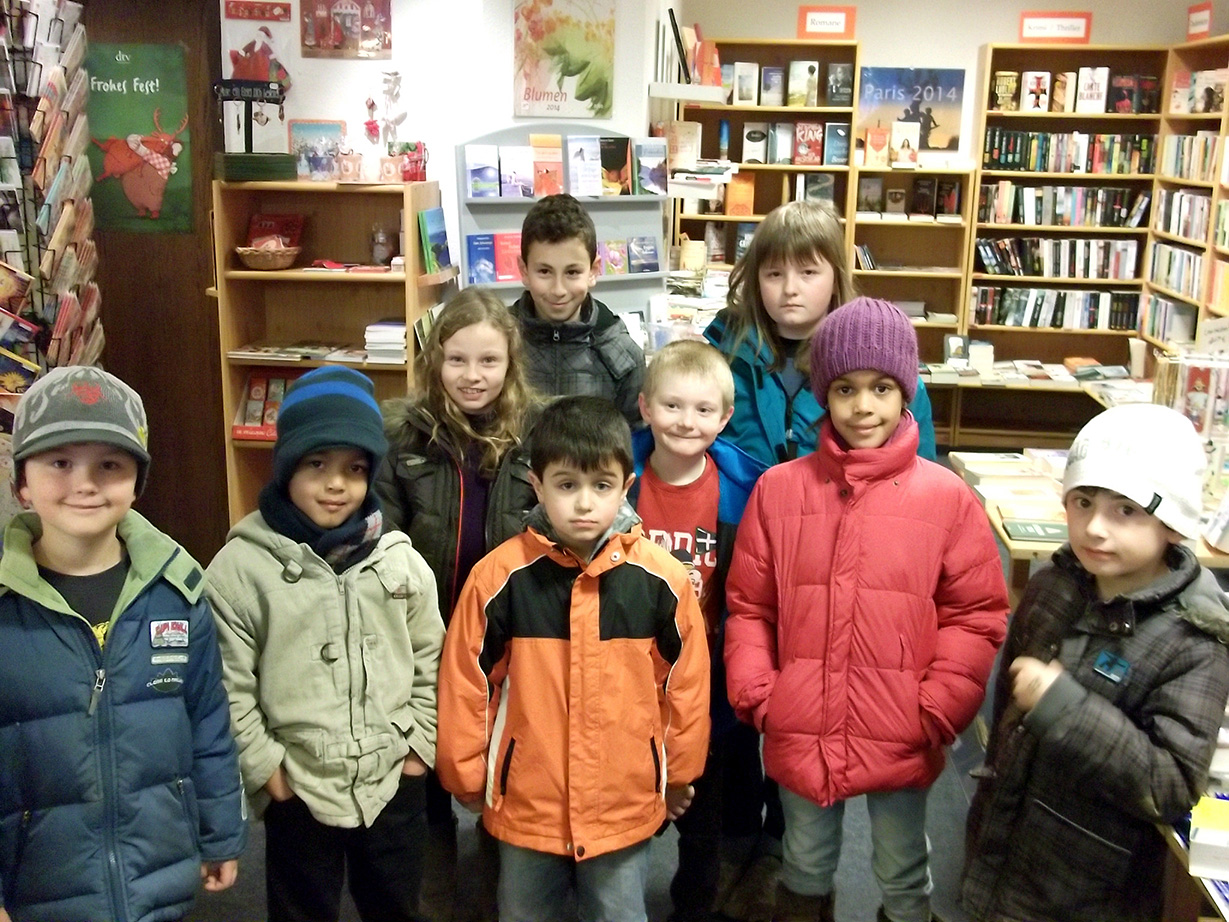 Neun der zehn Gewinner beim Bücherrätsel der Stadtbibliothek Sundern. (Foto: Stadtbibliothek Sundern)
