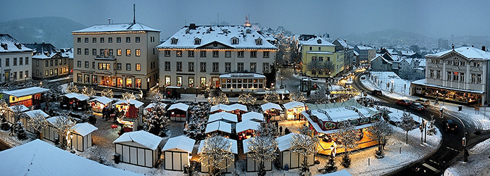 Der Weihnachtsmarkt gesehen vom Turm der Auferstehungskirche. (Foto: Gernot Disselhoff)