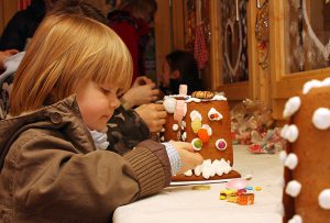 Kinder können am 9. Dezember Knusperhäuschen basteln. (Foto: Verkehrsverein)