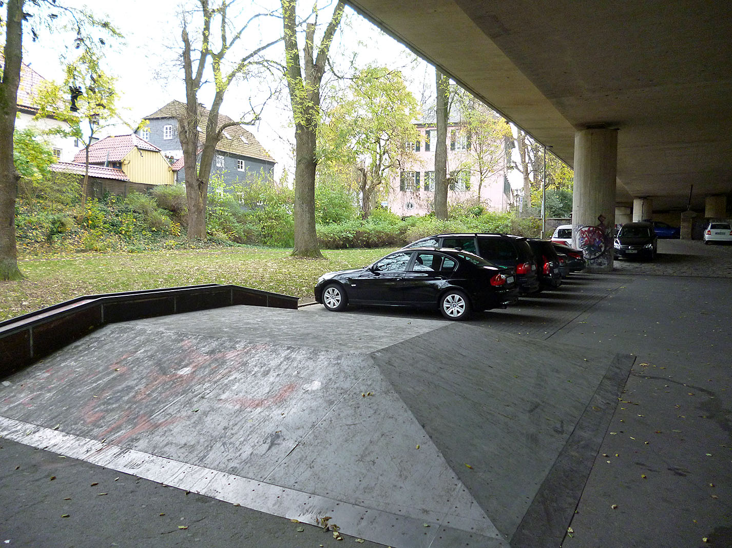 Derzeit parken die Autos unter der Autobahnbrücke an der Ohlbrücke noch mitten zwischen den Elementen der Skateranlage (Foto: Oskar Eichhorst)