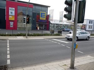Die neue Bedarfsampel an der Bahnhofstraße in der Nähe des Memoryhauses hat viele ältere Anwohner wegen zu kurzer Grünphasen für Fußgänger verunsichert. (Foto: oe9