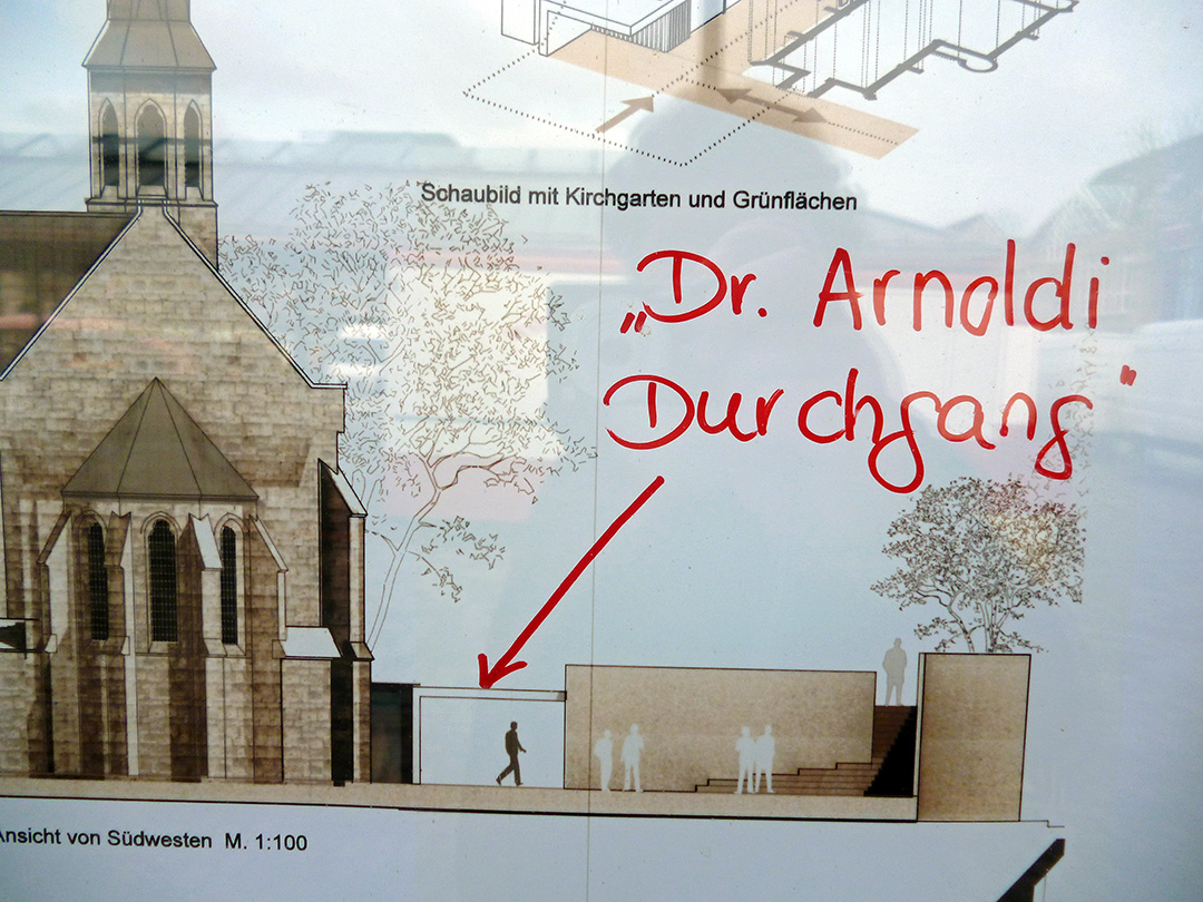 Auf den in einem Schaufenster am Neheimer Markt ausgehängten Bauplänen für das neue ev. Gemeindehaus neben der Christuskirche hat Kritiker Bertram Brökelmann den "Dr.-Arnoldi-Durchgang" unübersehbar markiert. (Foto: oe)