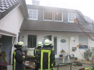 Wohnhausbrand in Arnsberg-Wennigloh (Foto: Freiwillige Feuerwehr Arnsberg)
