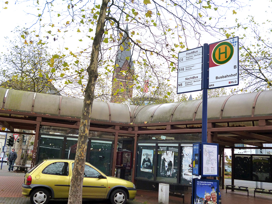 Der Busbahnhof Neheim soll 2015 mit einer halben Million Euro in Funktionalität, Benutzerfreundlichkeit, Aufenthaltsqualität und guter Verbindung zur City verbessert werden. (Foto: 0e)