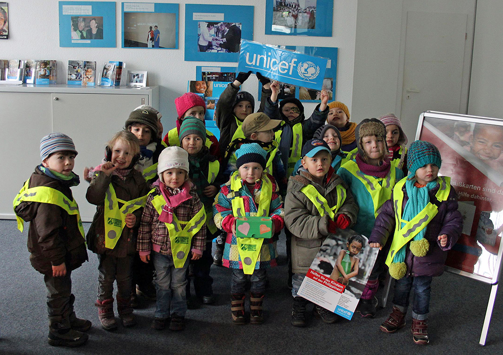 Die Kinder der städtischen Kindertagesstätte beim Marienhospital übergaben eine Spende für die Taifunopfer an Unicef. (Foto: Stadt Arnsberg)