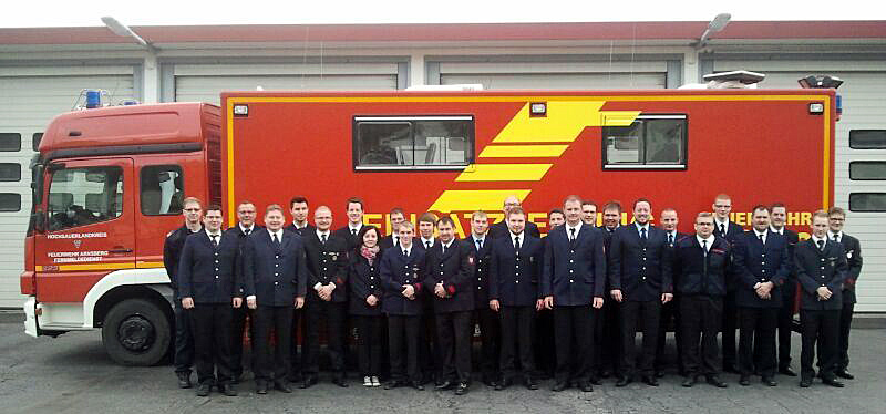 Die 24 erfolgreichen Teilnehmer des Sprechfunker-lehrgangs bei der Arnsberger Feuerwehr mit ihren Ausbildern und Prüfern. (Foto: Feuerwehr Arnsberg)