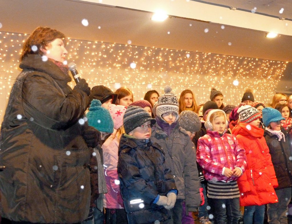 Die stellv. Bürgermeisterin Rosi Goldner und die Kinder von der Singschule St. petri in Hüsten bei der eröffnung des 21. Arnsberger Weihnachtsmarkts. (Foto: oe)