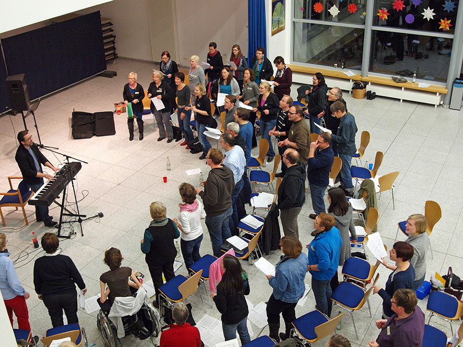 Die Holy Spirit Gospel Singers bei der Probe mit Hans-Christian Jochimsen. (Foto: HSGS)