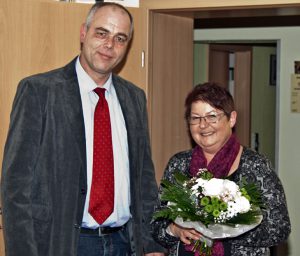 DRK-Ortsvereinsvorsitzendes Gerd Stüttgen überreicht der Blutspendebeauftragten Rita Ruhland einen Blumenstrauß als Zeichen des Dankes für ihre Arbeit. (Foto: Uwe Landgraf)
