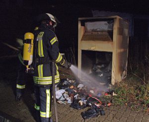 Der brennende Kleidercontainer in Amecke. (Foto: Feuerwehr Sundern)