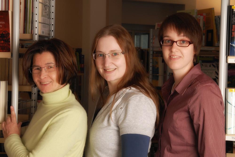 Das Sunderner Bibliotheks-Team - von links nach rechts Thea Schroiff, Marlis Hogeback, Svenja Schulte-Dahmen. (Foto: Stadtbibliothek Sundern)