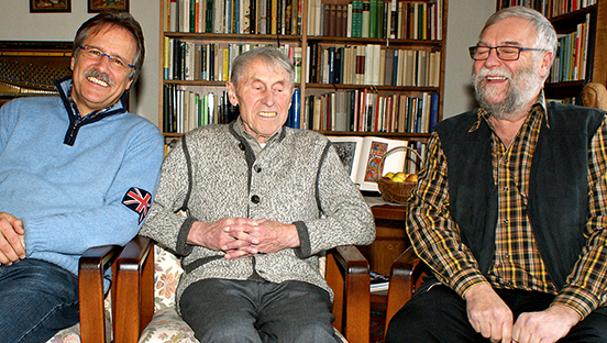 Die SGV-Vorsitzenden Gerd Riedel (r.) und Willy Verbanc (l.) verabschiedeten den langjährigen Exkursionsleiter Wolfgang Frank. (Foto: Klaus Peters)