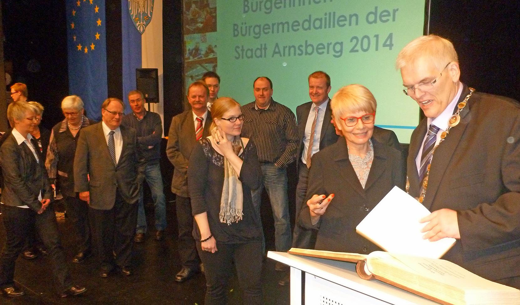 Bürgermeister Hans-Josef Vogel mit den neuen Trägern der Bürgermedaille, die sich beim Dreikönigsempfang auch ins Goldene Buch der Stadt eintrugen. (Foto: oe)