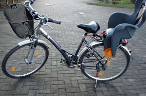Dieses silbergraue damentrekkingrad mit Kindersitz wurde in Bruchhausen gefunden. (Foto. Polizei HSK)