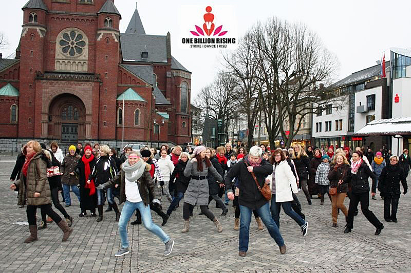 "Frauen helfen Frauen" organisierte am Valentinstag 2013 auf der Neheimer Marktplatte einen tanz von rund 100 Frauen im rahmen der weltweiten Aktion "One Billion rising". (Foto: Frauenberatungsstelle)