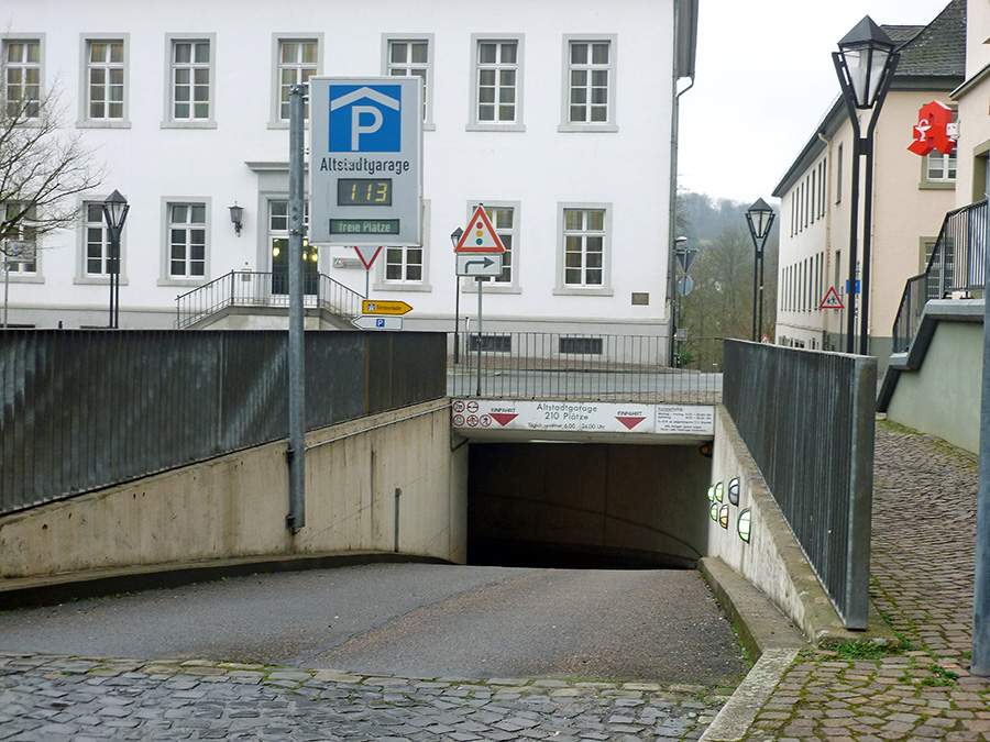Die Altstadtgarage unter dem Arnsberger Neumarkt - hier kostet das Parken ab 1. Februar auch zwischen 20 und 9 Uhr Geld. (Foto: oe)