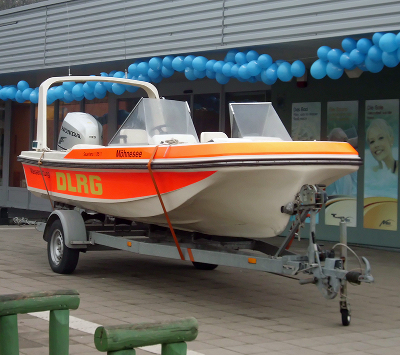 Die DLRG Neheim-Hüsten hat zum Tag der Vereine im Nass ihr Rettungsboot mitgebracht. (Foto: Nass)