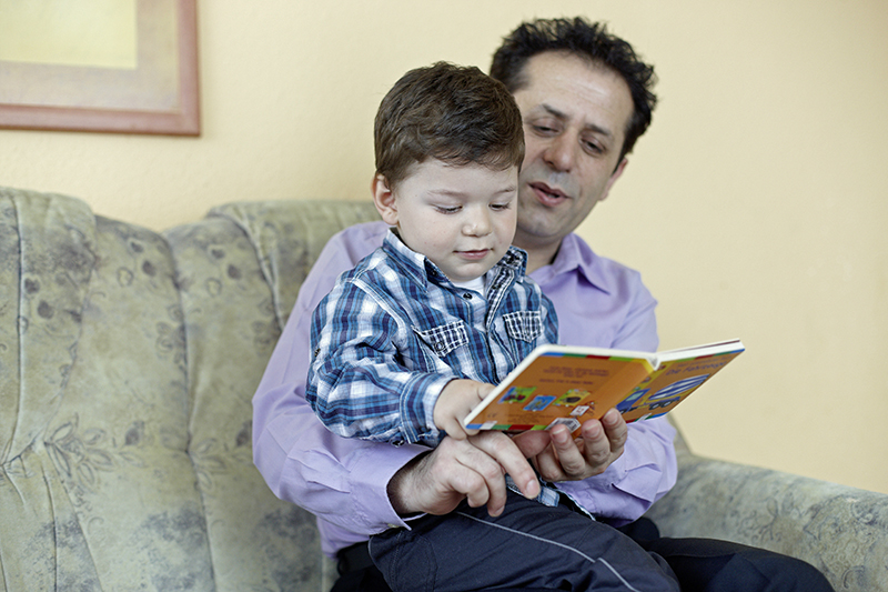 Lesen macht Spaß, dem dreijährigen Sohn ebenso wie dem Papa. © Stiftung Lesen /Oliver Rüther