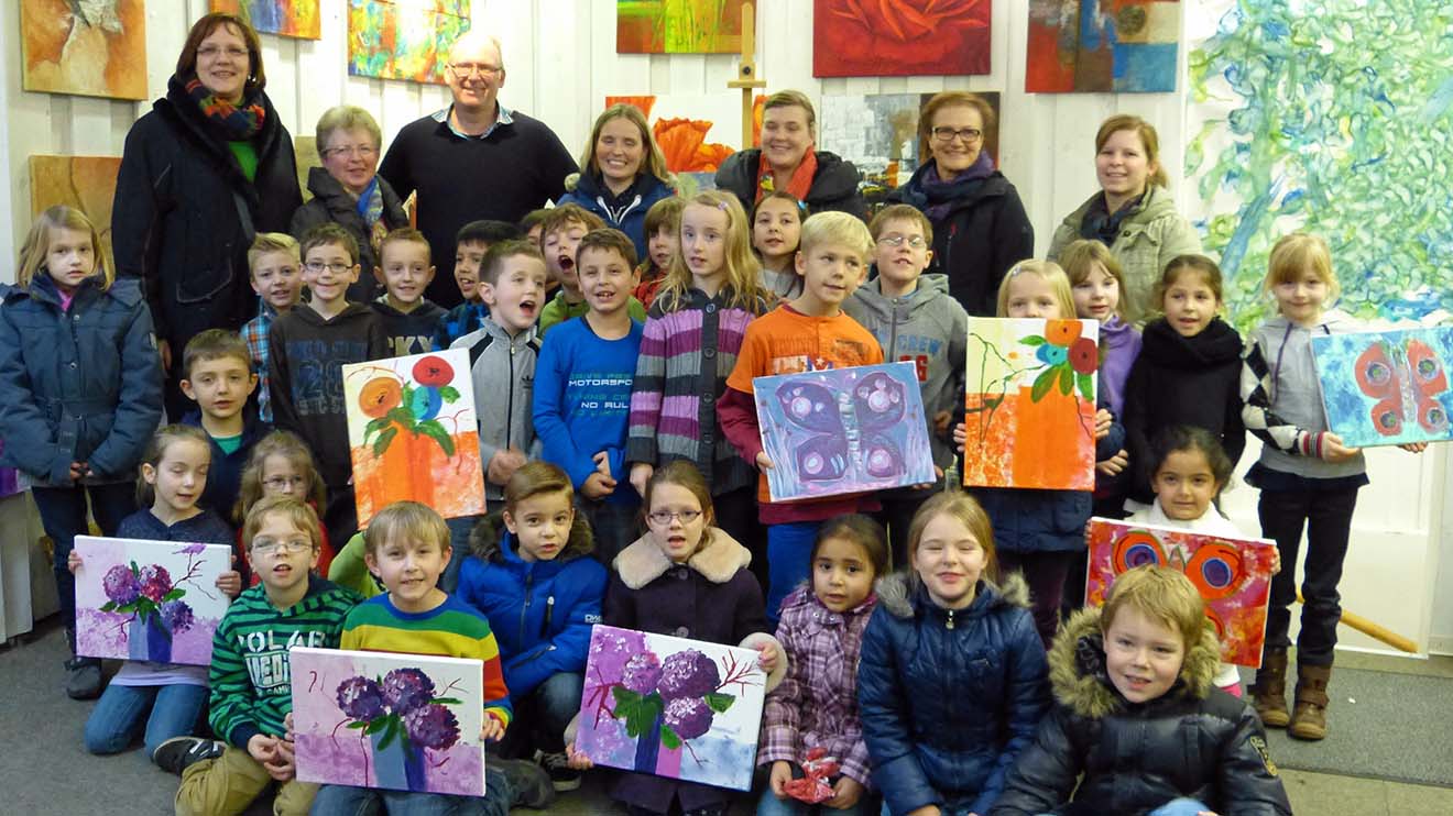 80 Kulturstrolche aus den zwei Hüstener Grundschulen besuchten ein Atelier und freuten sich über die Vernisage mit ihren eigenen kleinen Kunstwerken. (Foto: Stadt Arnsberg)