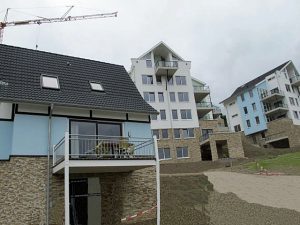 Die Baustelle des  Dormio-Ferienpark Heimbach in der Eifel. Wird es so bald am Amecker Vorbecken aussehen?, fragt die Bürgerinitiative Amecke 21. (Foto: BI)