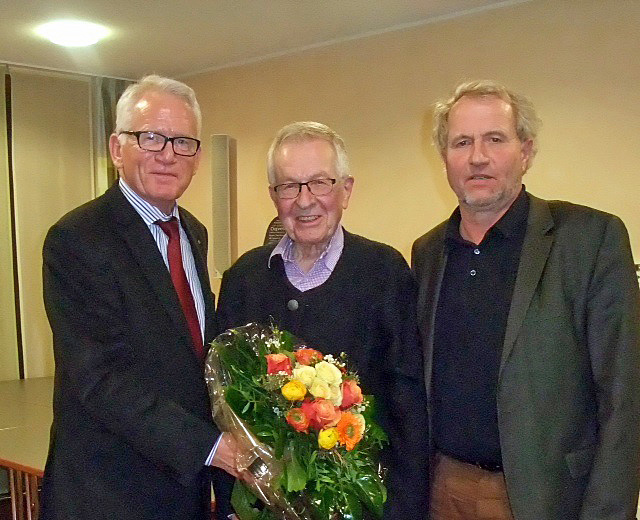 Friedhelm Wolf dankte dem scheidenden Vorsitzenden der Hospizstiftung  Klaus Kayser, rechts dessen Nachfolger Dr. Wilhelm Geldmacher. (Foto: Hospizstiftung)