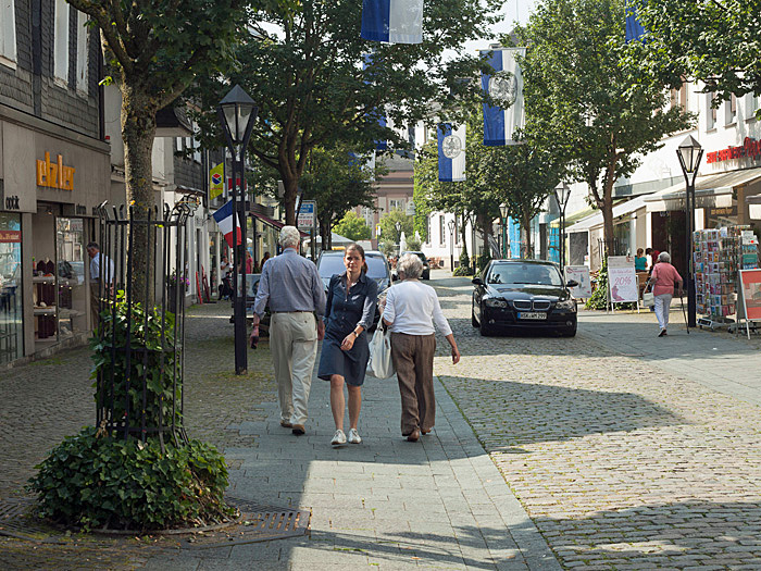 Das Bild "Walking through two people" von Ella Ziegler entstand am  25. Juli 2013 auf dem Arnsberger Steinweg. (Foto: Kunstverein) 