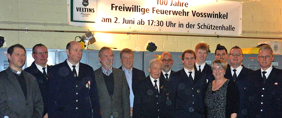 Agfathafeier in Voßwinkel: Wehrführung, Jubilare, Beförderte und Gäste. (Foto: Feuerwehr Arnsberg)