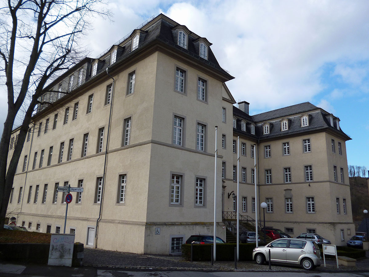 Das Verwaltungsgericht Arnsberg bekommt neue Fenster, durch die nicht mehr der Wind pfeift. (Foto: oe)