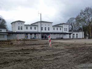 Ein ungewohnt freier Blick bietet sich inzwischen vom Gewerbegebiet Zu den Werkstätten auf den Arnsberger Bahnhof. Die bahn startet ihre Modernisierung am 2. Juni. (Foto: oe)