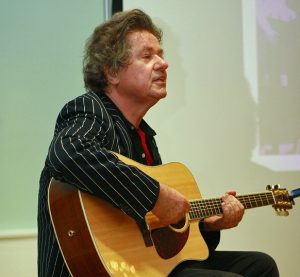 Professor Dr. Alfred Endres von der FernUni Hagen, der bereits seit den 1960er Jahren selbst Beatmusik macht. (Foto: FernUni Hagen)