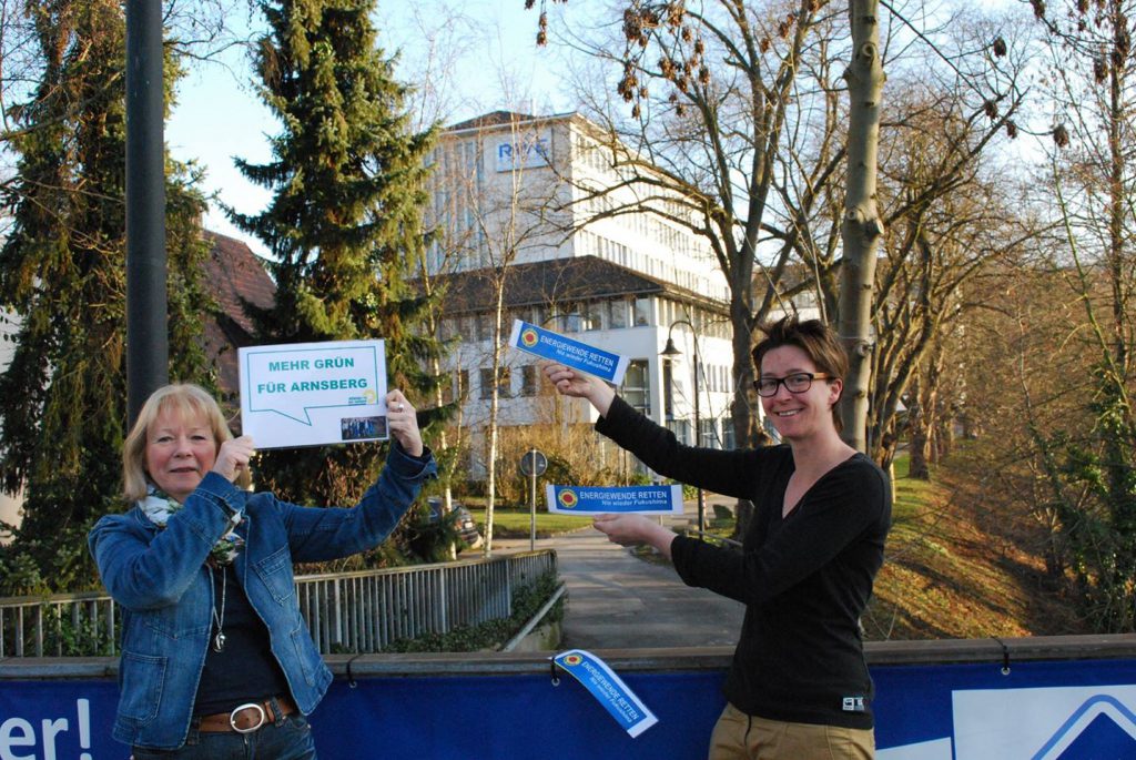 Isolde Clasvogt und Verena Verspohl von den Arnsberger Grünen erinnern an Fukushima und fordern Konsequenzen auch in Arnsberg. (Foto: Grüne)