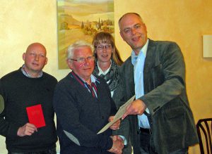 Der Müscheder Ortsvereinsvorsitzende und Arnsberger Bürgermeisterkandidat Gerd Stüttgen ehrte Hermann Aufmkolk für seine langjährige SPD-Mitgliedschaft. (Foto: SPD)