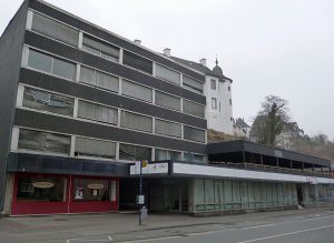 Dieses ehemalige Bankgebäude an der Ruhrstraße soll abgerissen werden, um Platz zu machen für moderne Baukörper am Hang, die das historische Museumsgebäude oben in der Altstadt auch von der Rückseite erschließen. (Foto: oe)