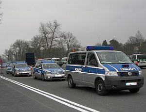 Zum Testen verteilten sich die Polizeiautos im gesamten Kreisgebiet. (Foto: Polizei)