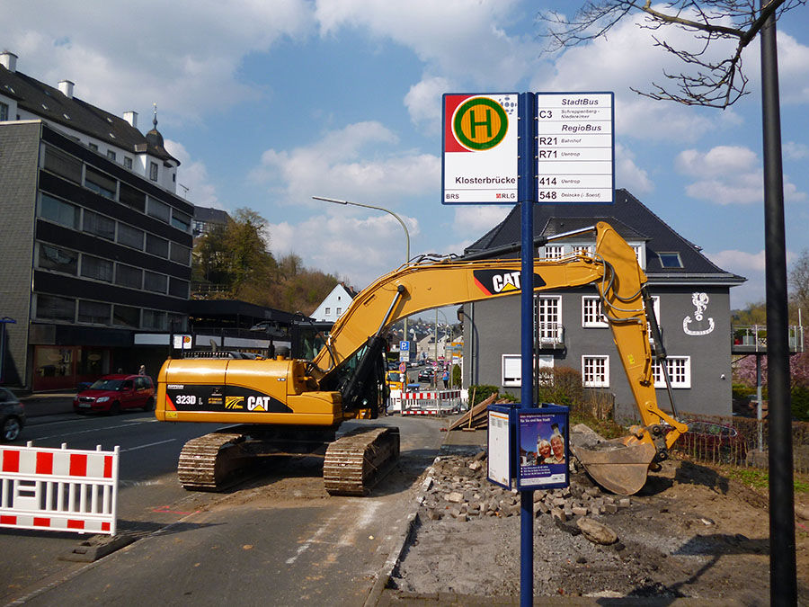 Die Großbaustelle auf der Ruhrstraße beginnt. Die Bushaltestelle Klosterbrücke in Richtung Schreppenberg wird ab Montag nicht mehr angefahren. (Foto: oe)