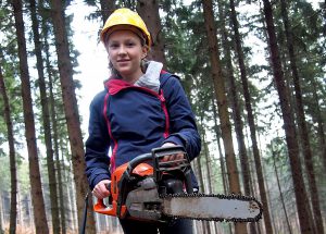 Girl's Day beim Landesbetrieb Wald und Holz: Motorsägen sind zwar schwer – aber nicht zu schwer für toughe Mädels. (Foto: Wald und Holz)