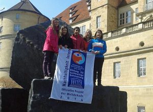 Die Schülerinnen der Weinberg-AG des laurentianums können als erste in Arnsberg die UNESCO-Dekadeflagge schwingen. (Foto: privat)