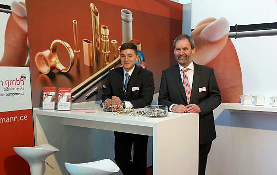 Geschäftsführer Bernhard Kaiser und  Mitarbeiter Matthias Maas am Stand von Kaiser & waltermann aus Sundern auf der Light & Building in Frankfurt. (Foto: privat)