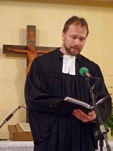 Radio-Gottesdienst in Sundern: Martin Vogt probt die Liturgie.  (Foto: KKB)