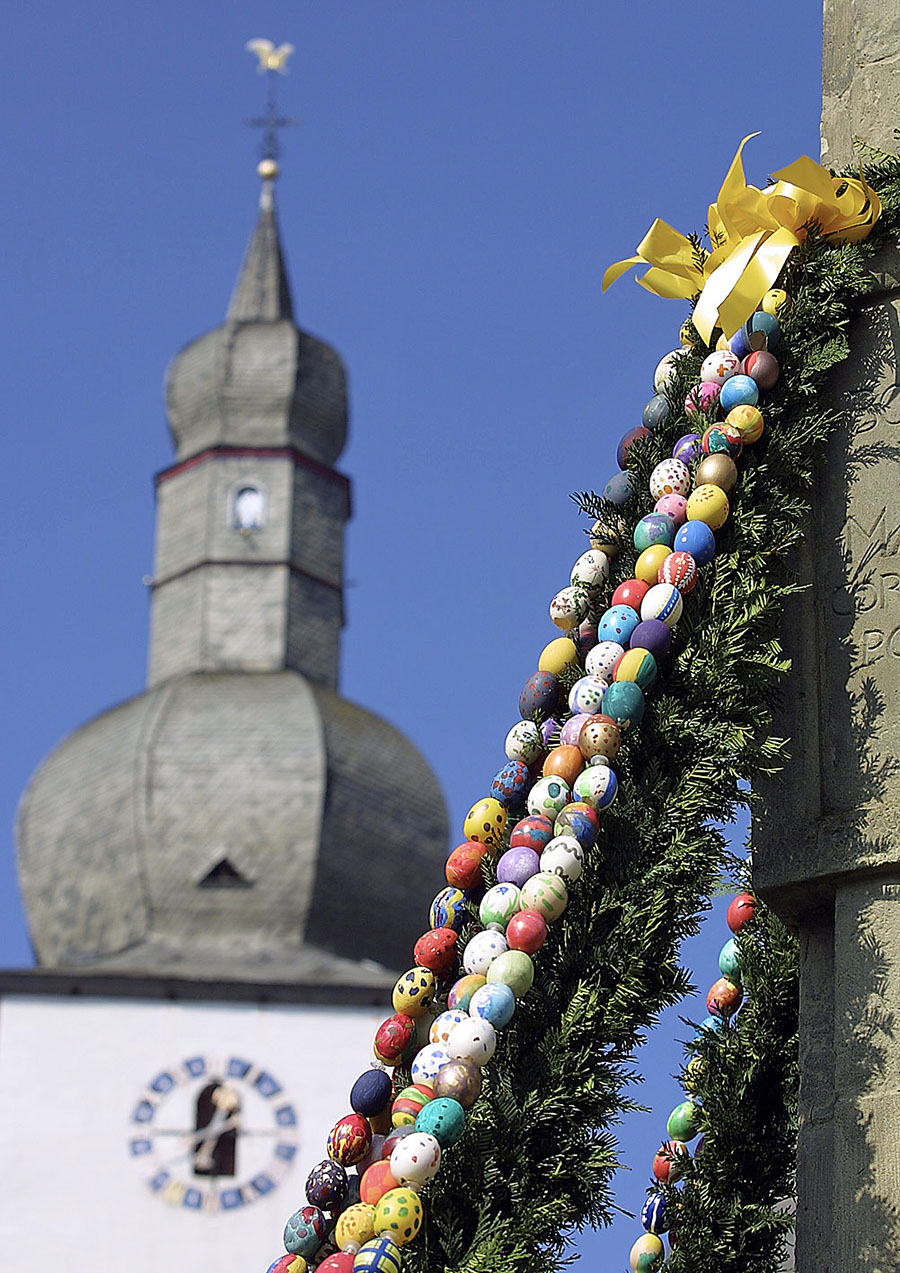 Maximilianbrunnen verwandelt sich in Osterbrunnen