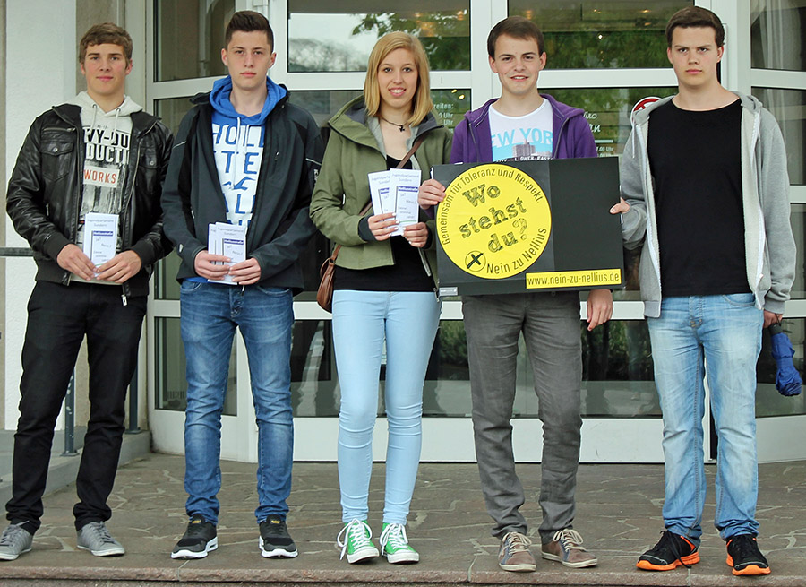 Mitglieder des Sunderner Jugendparlaments sagen Nein zu nellius und informieren wahlberechtigte Schüler mit einem Flyer. (Foto: Jugendparlament)