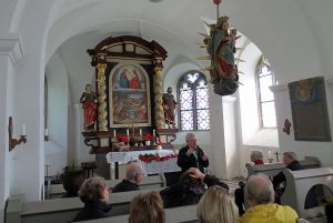 Antonius Risse zeigt das Innere der Fürstenbergkapelle. (Foto: AK Dorfgeschichte)