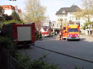 Auch am Busbahnhof und auf der Goethstraße waren Einsatzfahrzeuge abgestellt. (Foto: Feuerwehr)