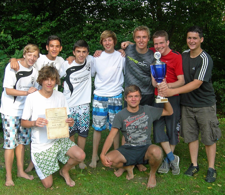 Der Sieger des letzten Turniers, die Gruppe "Die, die sowieso gewinnen", und die drittplatzierte Mannschaft "Amecke United" (weiße T-Shirts). (Foto: Jugendförderverein)