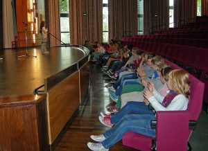Die Kulturstrolche der Mühlenbergschule lernten das Sauerlandtheater kennen. (Foto: Stadt Arnsberg)
