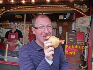 Pascal Raviol schmeckt die Bratwurst seines Nostalgischen Jahrmarkts. (Foto: oe)