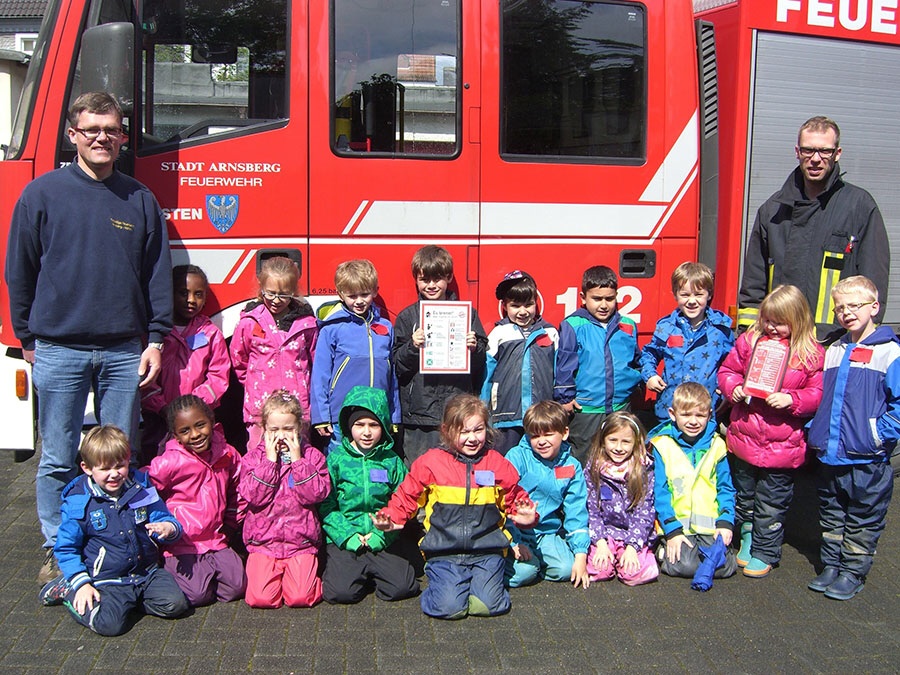 Die "Schulis" vom Kindergarten Kolpingstraße waren zu Besuch bei der Hüstener Feuerwehr. (Foto: Feuerwehr)