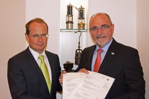 Regierungspräsident Dr. Gerd Bollermann (rechts) übergab jetzt zwei Förderbescheide an HSK-Kreisdirektor Dr. Klaus Drathen. (Foto: Bezirksregierung)