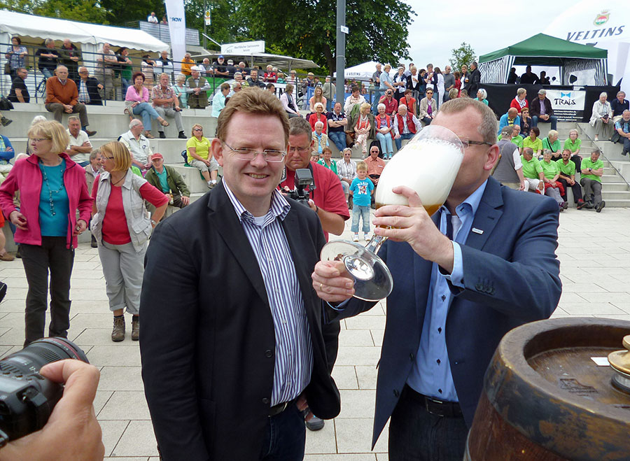 Sunderns Bürgermeister Detlef Lins und SGV-Präsident Dr. Andreas Hollstein mit dem ersten Glas Festbier. (Foto: oe)