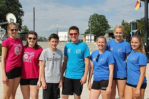 Die drei bestplatzierten Teams bei den Sunderner Beachvolleyball-Stadtmeisterschaften an der Langscheider Sorpepromenade. (Foto: RC Sorpesee)